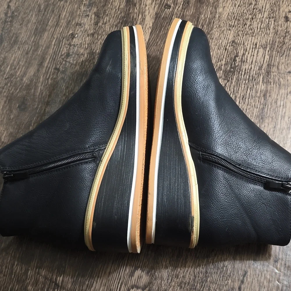 TINSTREE Black‎ Platform Ankle Boots with Gold Trim - Women Sz 9